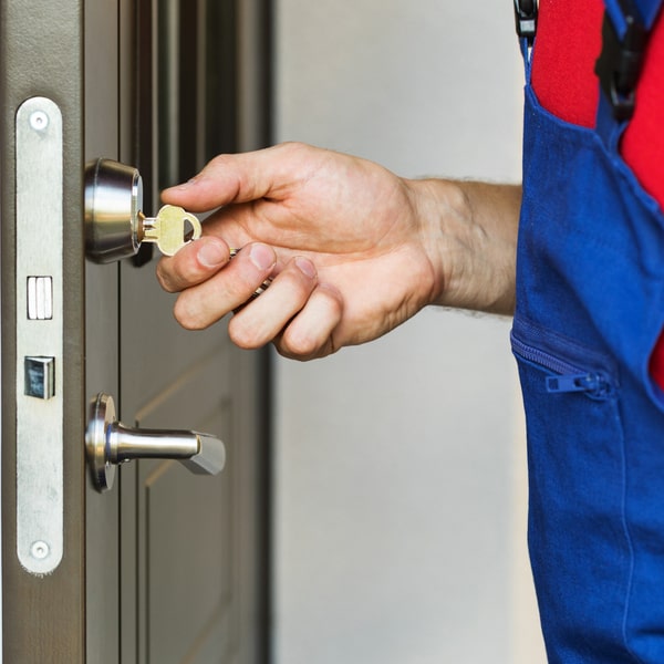 en caso de emergencia, nuestro equipo de cerrajería residencial llegará a su hogar en menos de 30 minutos